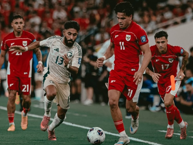 Pemain Indonesia mencoba menutup pergerakan pemain Arab Saudi dalam laga kualifikasi Piala Dunia 2026. [Instagram]